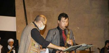 هونج جين ووك سفير كوريا الجنوبية يعزف على الساكسفون فى افتتاح مهرجان الطبول