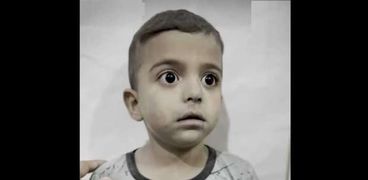 الطفل المرتجف محمد أبو لولي يصل مصر