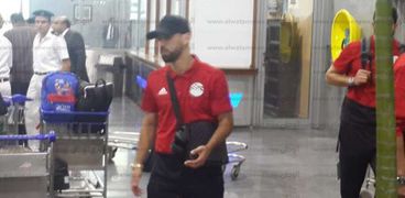 عبدالله السعيد لاعب المنتخب الوطني يغادر مطار القاهرة وحيدًا