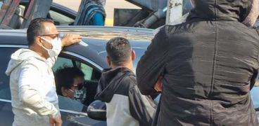 محمد منير داخل سيارته خلال جنازة ابن شقيقته