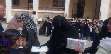 توزيع شنط وأدوات مدرسية على 1070 طالب من غير القادرين والأيتام فى فارسكور