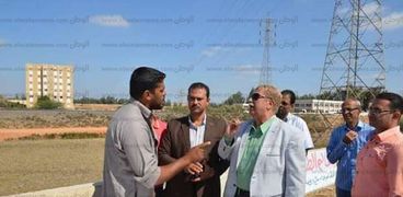 محافظ الإسماعيلية يلتقي بأهالي قرية الجزيرة الخضراء.