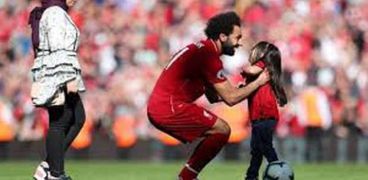 محمد صلاح يداعب ابنته مكة  "أرشيفية "