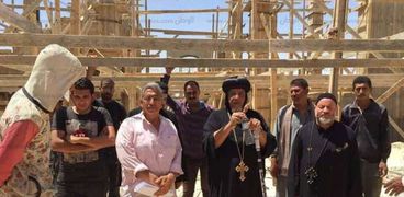 بالصور| الأنبا بقطر يتفقد مشروع كنيسة "الفرافرة الجديدة"