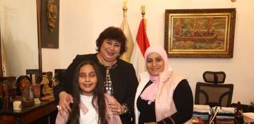 الطفلة ملك محمد إلى جانب وزيرة الثقافة
