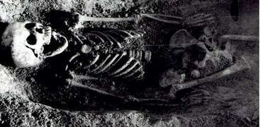 كشف أثري مازال يحير العلماء: العثور على طفلة مدفونة وفي فمها رأس عصفور