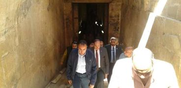 بالصور| وزير الإسكان يتفقد معبد "أبيدوس" الأثري في سوهاج