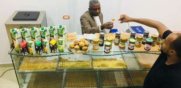 سودانى يبيع الحلويات الشرقية المخصوصة لمرضى السكر