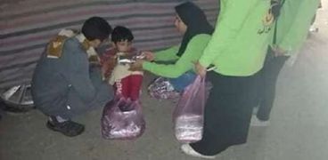 بالصور| وجبات ساخنة لأطفال الشوارع بالزقازيق ضمن مبادرة "حياة كريمة"
