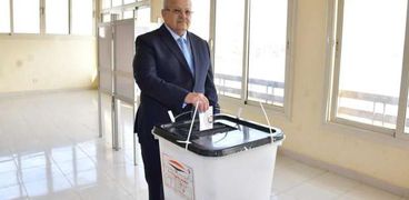 رئيس جامعة القاهرة يُدلي بصوته في انتخابات الرئاسة