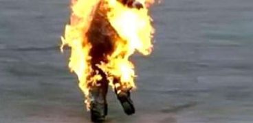 رجل يشعل النار في جسده - صورة أرشيفية