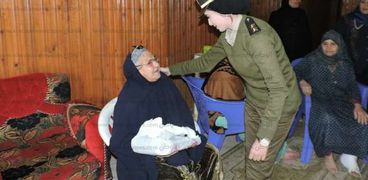 أمن كفر  الشيخ يوزع هدايا على المسنين