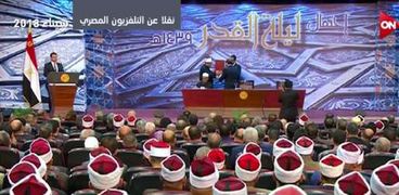 وزير الأوقاف يهدي الرئيس السيسي الكتابين