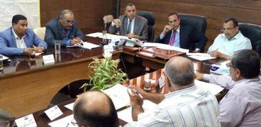 «شوشة» خلال أحد الاجتماعات مع القيادات التنفيذية فى «شمال سيناء»