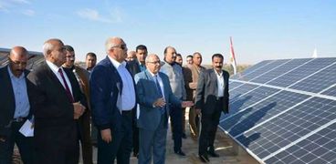 محافظ الوادي الجديد يفتتح مشروع توليد الكهرباء باستخدام الطاقة الشمسية