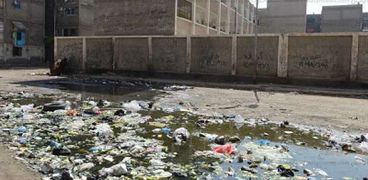أكوام القمامة أمام مدارس «القابوطى»