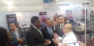 السفير المصري ووزير الري الكيني خلال افتتاح المعرض