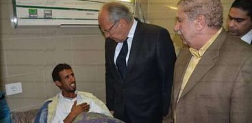 وزير التنمية المحلية يزور مصابي حادث مسجد الروضة بمستشفيات الإسماعيلية.