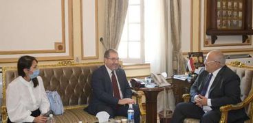 جانب من لقاء رئيس جامعة القاهرة مع سفير تشيلي