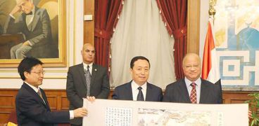 محافظ القاهرة يلتقى وفد خنان الصينية