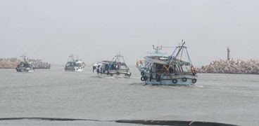 استئناف حركة الملاحة بميناء البرلس وانطلاق 180 مركب صيد في كفر الشيخ