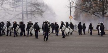 قوات الأمن في كازاخستان تتجه للسيطرة على الاحتجاجات
