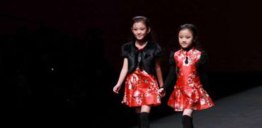 لفساتين القصيرة و"البوت" للأطفال في أسبوع الموضة بالصين