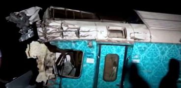آثار حادث تصادم قطارين في الهند
