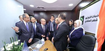 وزيرا «الاتصالات والعدل» خلال افتتاح أول مكتب توثيق داخل فرع «اتصالات مصر»