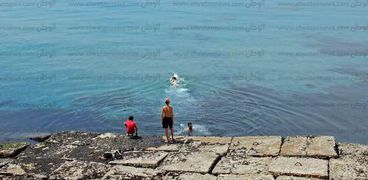 إغماءات وهروب المواطنين للشواطئ بسبب ارتفاع درجة الحرارة في الإسكندرية