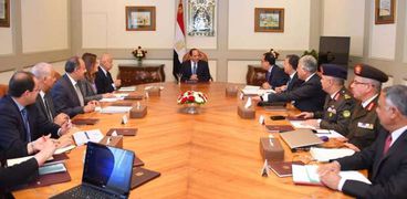 السيسي خلال اجتماعه مع "إسماعيل" وعدد من الوزراء لبحث مشروع محور المحمودية
