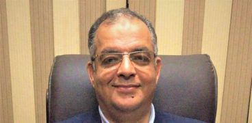 الدكتور حاتم بدر، رئيس قسم جراحة المخ والأعصاب بجامعة ‏المنصورة
