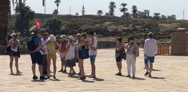 سياح أجانب يزورون المعالم الأثرية بمحافظة الاقصر