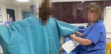الأطباء يقطعون الستائر لصنع ملابس وقائية