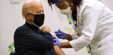الرئيس جو بايدن يتلقي تطعيم ضد فيروس كورونا