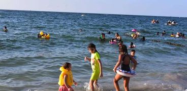 أطفال مستشفى 57357 يستمتعون بشواطئ الإسكندرية