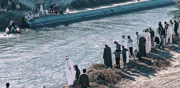 فرق الإنقاذ في ترعة مشروع ناصر في البحيرة