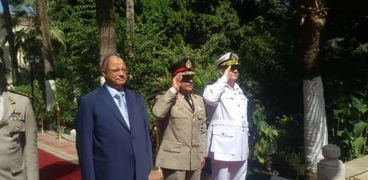 محافظ القاهرة وقائد المنطقة المركزية يضعان اكليل الزهور على مقابر الشهداء