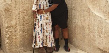 داستن مع والدته جلوريا خلال زيارة الأهرامات