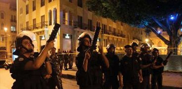 قوات الأمن اللبنانية تتصدى لمتظاهرى «طلعت ريحتكم» أمس «أ.ف.ب»