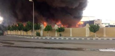 حريق بمصنع في مدينة بدر
