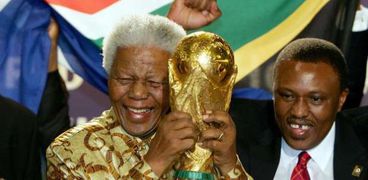 مانديلا حاملا كأس العالم