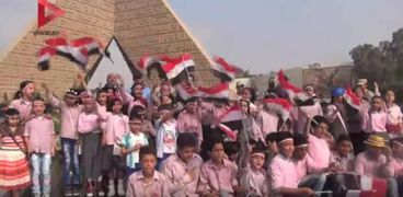 أطفال مدرسة السلام يكرمون جيهان السادات