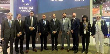 وزير الاتصالات يتسلم جائزة فوز مصر بالتريب الأول إفريقيا في سرعة الإنترنت