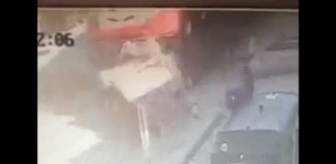 مشهد مرعب لتصادم قطار بعربة كارو في سوهاج