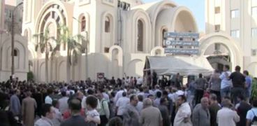 بالفيديو| يتقدمهم البابا تواضروس الثاني.. المئات يشيعون جنازة "مطران المنيا"