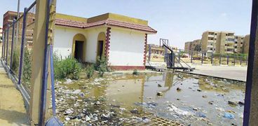 مياه المجارى والقمامة تحاصران «مبنى شكاوى المياه» بمدينة «بدر»