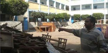 تلاميذ "كفر الحطبة" بالدقهلية يفترشون الأرض لعدم وجود مقاعد بالمدرسة
