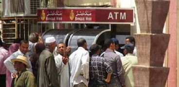 عملاء بنك مصر- أرشيفية
