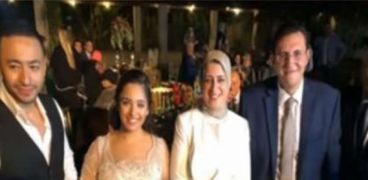العريس الدكتور خالد مجاهد ووزيرة الصحة وعروسته وحمادة هلال